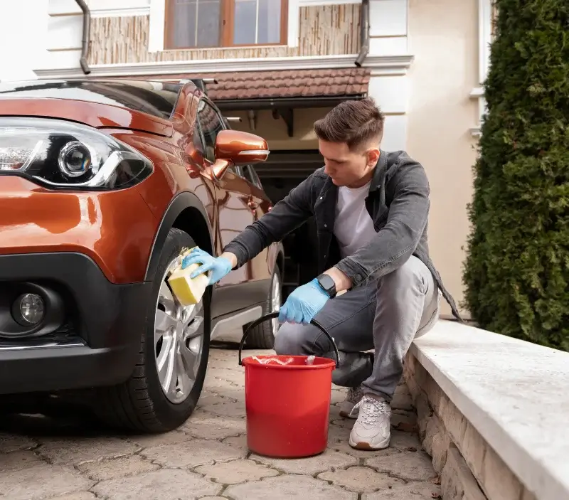 Lavage auto à domicile Croutelle : professionnel intervenant sur un véhicule